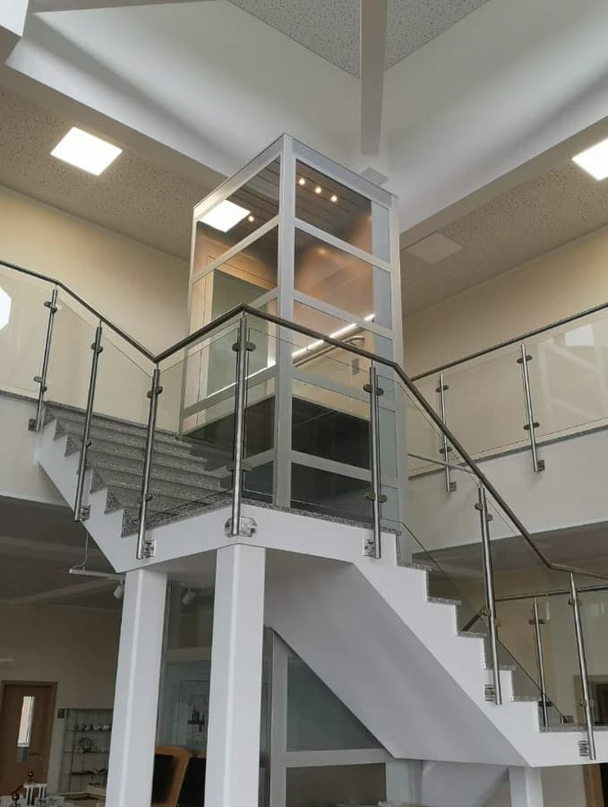EF 2000 Geschlossener Senkrechtaufzug bis 12m